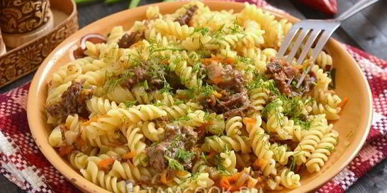 Макароны с тушенкой и овощами