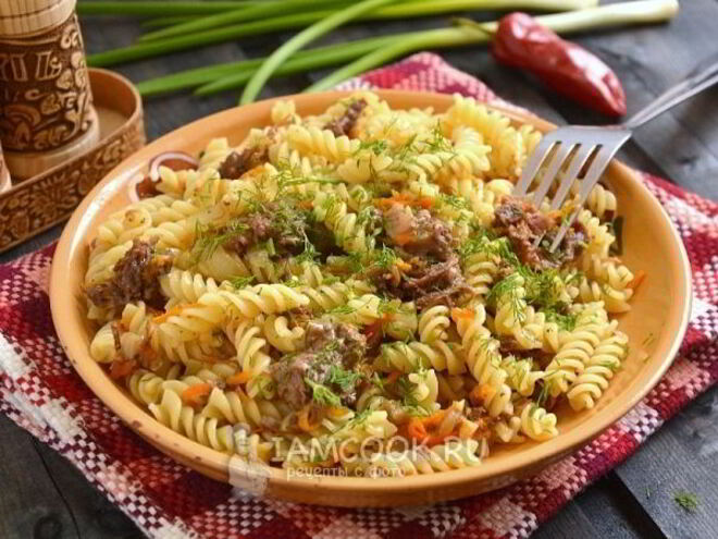 Рецепт макарон с тушенкой и овощами