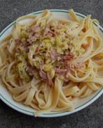 Макароны с ветчиной и луком пореем