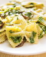 Паста фарфалле с грибами и шпинатом в сливочном соусе