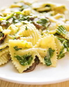 Паста фарфалле с грибами и шпинатом в сливочном соусе