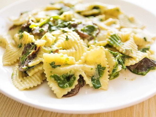 Рецепт пасты фарфалле с грибами и шпинатом в сливочном соусе