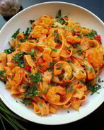 Паста фетучини с креветками и томатами