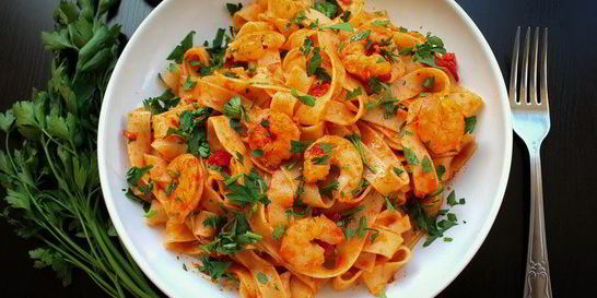 Паста фетучини с креветками и томатами