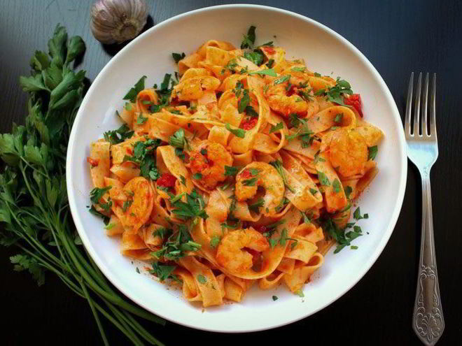 Рецепт пасты фетучини с креветками и томатами