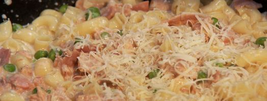 паста с беконом и консервированным тунцом в сливочном соусе. Шаг 5
