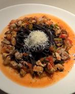 Паста с чернилами каракатицы под соусом