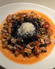 Паста с чернилами каракатицы под соусом