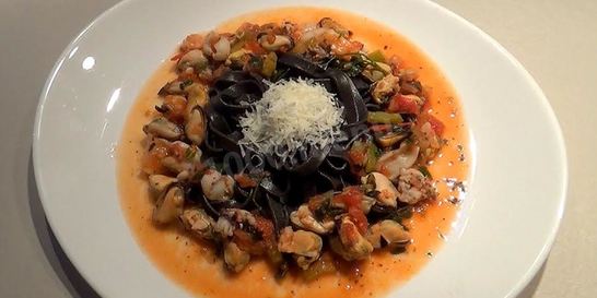 Паста с чернилами каракатицы под соусом