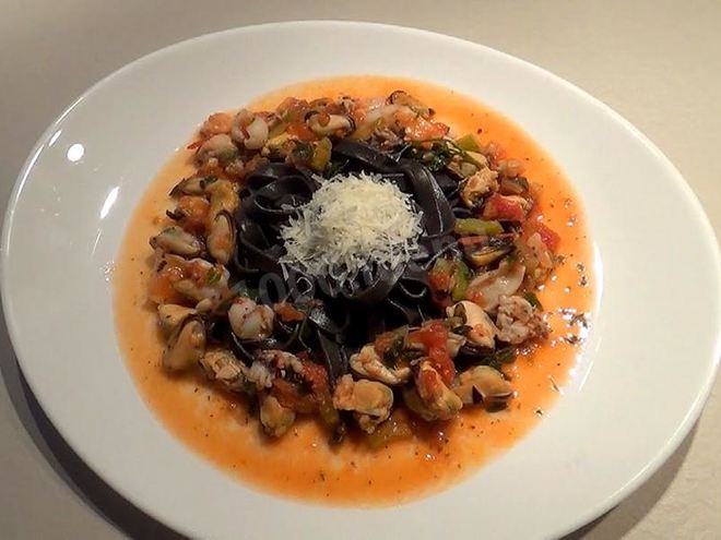 Рецепт пасты с чернилами каракатицы под соусом