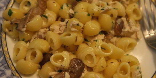 Паста с грибами, цыпленком и сливочным соусом
