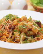 Паста с густой подливой из протертых помидоров с ветчиной