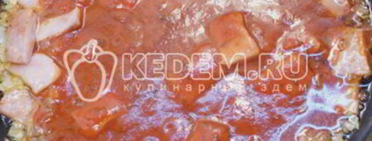 паста с густой подливой из протертых помидоров с ветчиной. Шаг 2