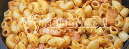 паста с густой подливой из протертых помидоров с ветчиной. Шаг 5