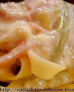 Паста с кабачками и ветчиной в сырном соусе