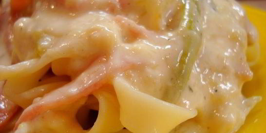 Паста с кабачками и ветчиной в сырном соусе
