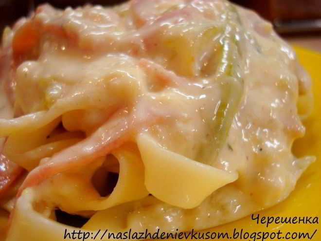 Рецепт пасты с кабачками и ветчиной в сырном соусе