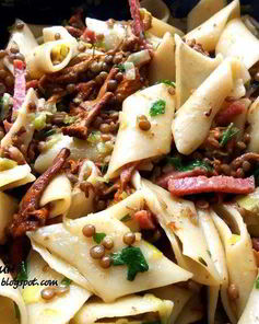 Паста с лисичками, чечевицей и салями