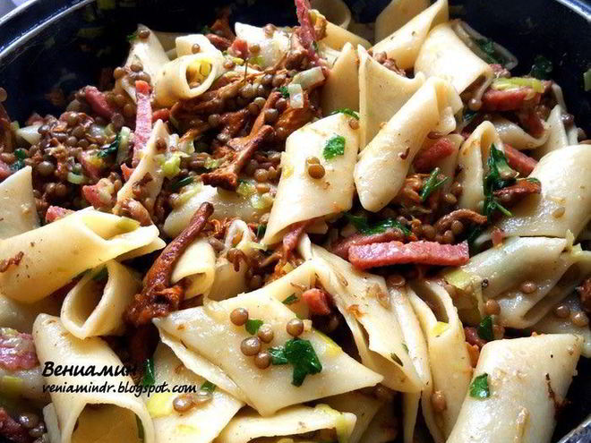 Рецепт пасты с лисичками, чечевицей и салями