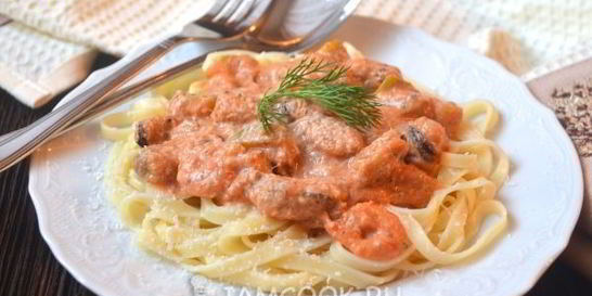 Паста с морепродуктами в томатно-сливочном соусе