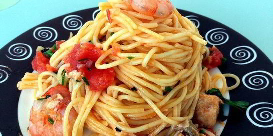 Паста с семгой и креветками