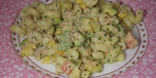 Паста с тунцом, авокадо и сладким перцем