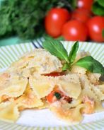 Паста с тунцом помидорами черри и базиликом