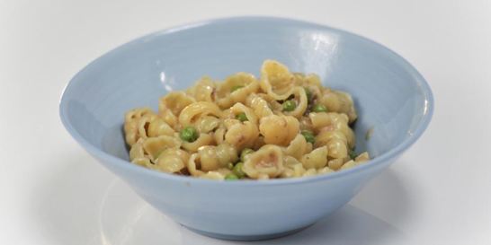 Паста с зеленым горошком и тунцом