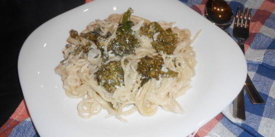 Паста со сметанным соусом и брокколи