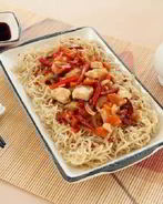 Поджаренная лапша с острым чили соусом и куриным мясом