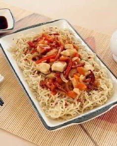 Поджаренная лапша с острым чили соусом и куриным мясом