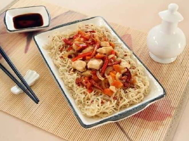 Рецепт поджаренной лапши с острым чили соусом и куриным мясом