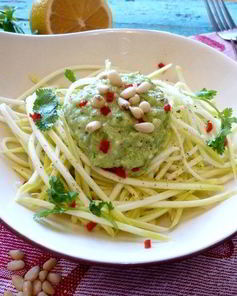 Спагетти из кабачка под соусом из авокадо