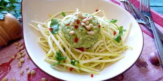 Спагетти из кабачка под соусом из авокадо