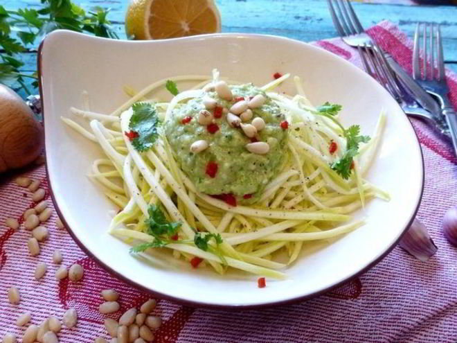 Рецепт спагетти из кабачка под соусом из авокадо