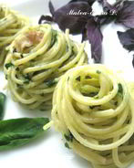 Спагетти с базиликом, шпинатом и беконом