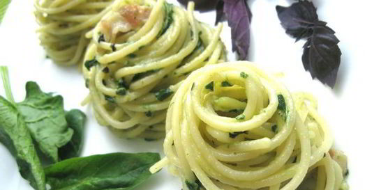 Спагетти с базиликом, шпинатом и беконом