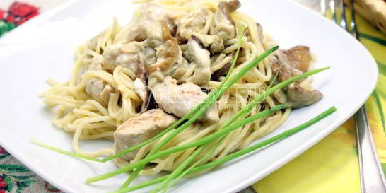 Спагетти с грибами и курицей