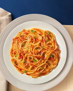 Спагетти с помидорами и свежим базиликом