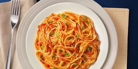 Спагетти с помидорами и свежим базиликом