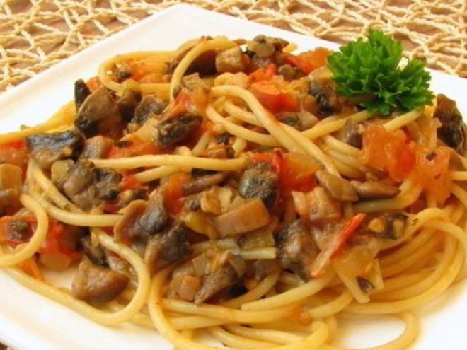 Рецепт спагетти с шампиньонами и мясным соусом