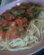 Спагетти с зеленой спаржей, помидорами и кинзой