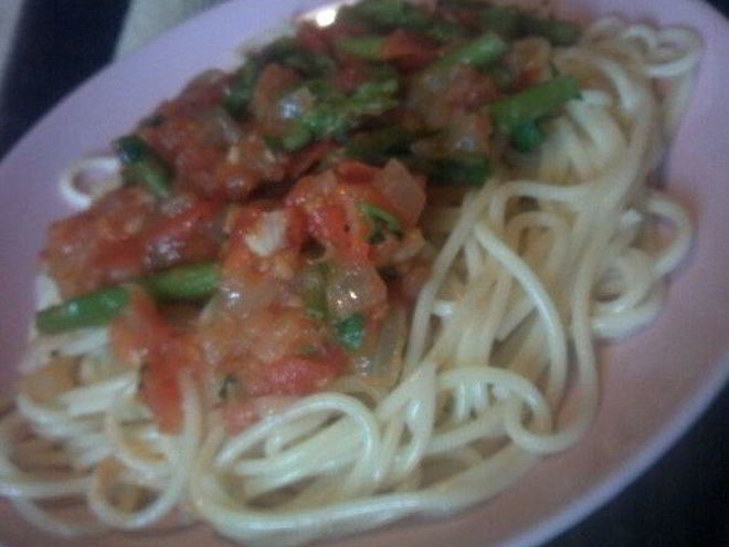 Рецепт спагетти с зеленой спаржей, помидорами и кинзой