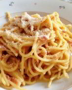 Спагетти с жареным беконом и сырно-яичным соусом