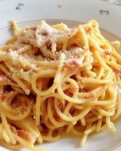 Спагетти с жареным беконом и сырно-яичным соусом