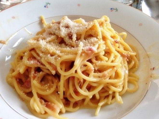Рецепт спагетти с жареным беконом и сырно-яичным соусом