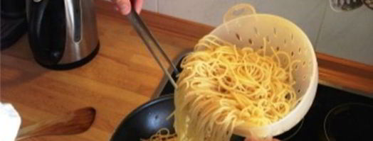 спагетти с жареным беконом и сырно-яичным соусом. Шаг 7