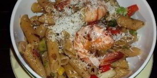 Цельнозерновые макароны с креветками и брокколи