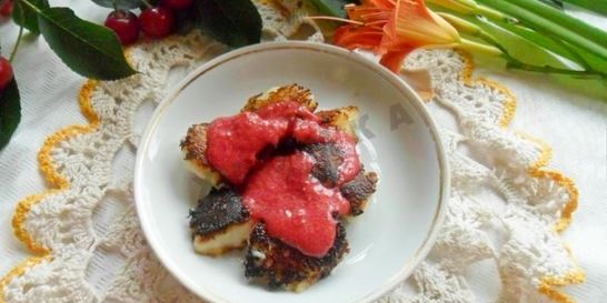 Манные клецки с вишневым соусом