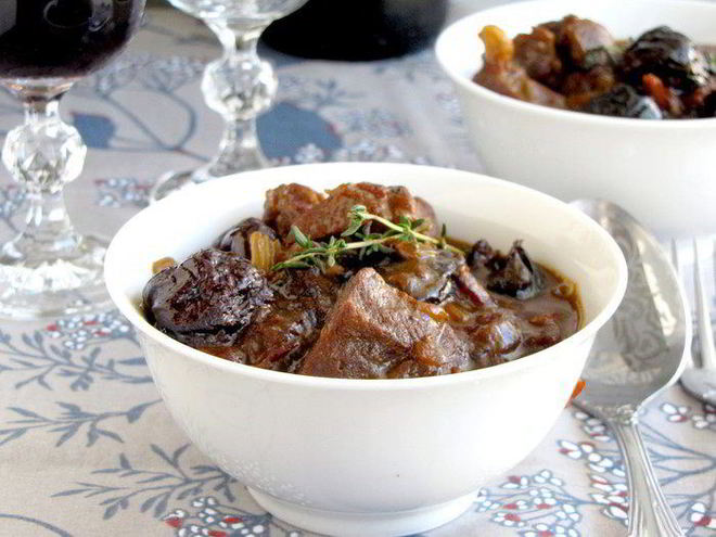 Рецепт баранины в пиве с пряными сливами